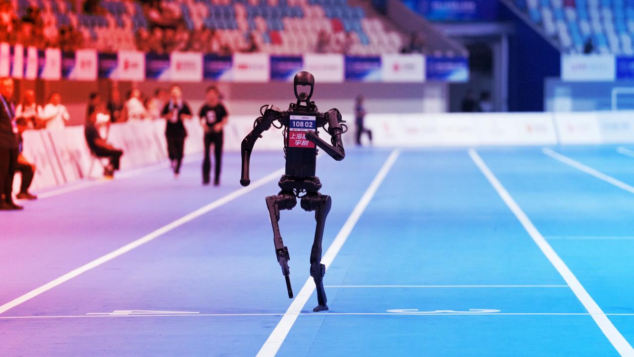 Az ember formájú robotok cirkusza: bénázás és bunyó Kínában