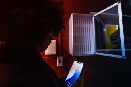 Szigorúbb mobilhasználat az iskolákban, a szülők aggódnak, a diákok ellenzik