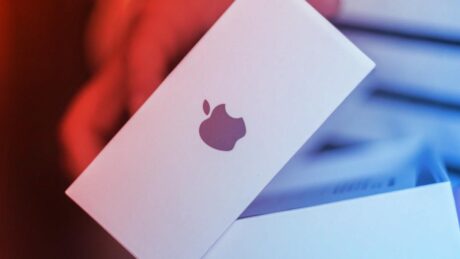 A hajtogatható iPhone négy kamerával érkezik – de várni kell rá