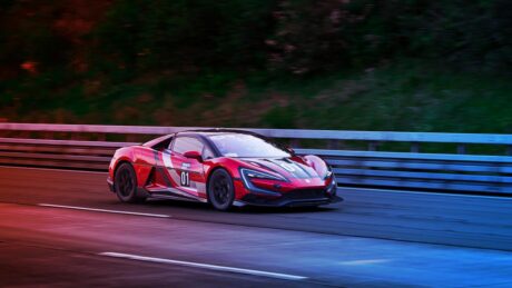 Árasztják el a kínai villanyautók a piacot, tényleg örül ennek a Ferrari?