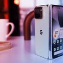 Az első valóban por- és vízálló hajlítható csúcsmobil: a Google nagy dobása