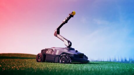 Az új robotfűnyíró, amely labdát dobál a kutyádnak