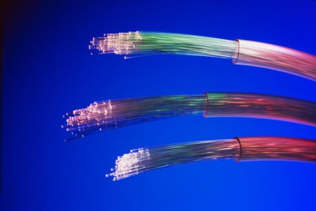 Jön az üveg szívószál, új korszak az internet sebességében