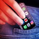 Az apró telefon, ami leszoktat a görgetésről