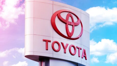 Az első szilárdtest-akkumulátoros Toyota villanyautó 2027-ben érkezik