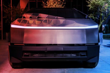 Az újabb Tesla-baki: Túl világít a Cybertruck
