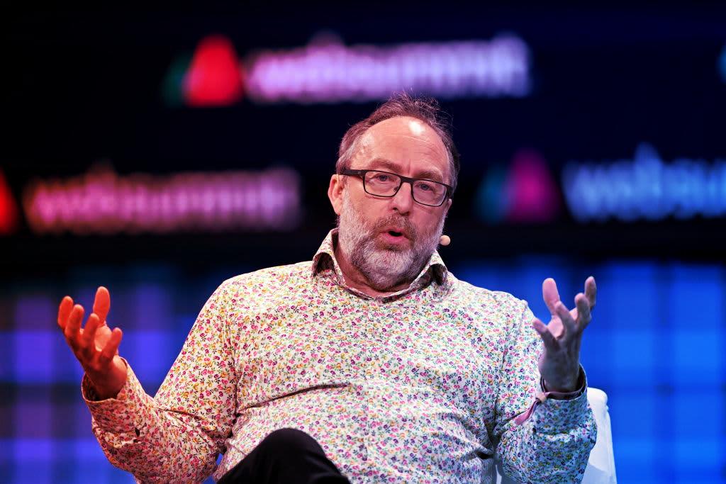 Jimmy Wales szerint az MI nem veszélyezteti a Wikipédiát, Musknak is üzent