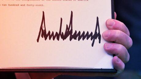 A túl nagy aláírás önimádatot jelez?