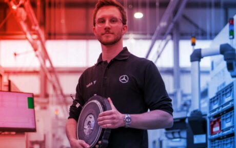 Az apró elektromotor, amely négy Teslát is lepipál