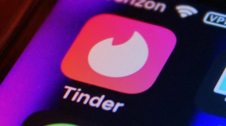 Az MI ismerkedne veled: a Tinder belenyúl a fényképeidbe