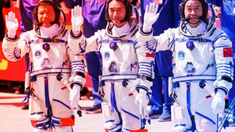 Az űrszemét miatt rekedt a kínai legénység az űrállomáson