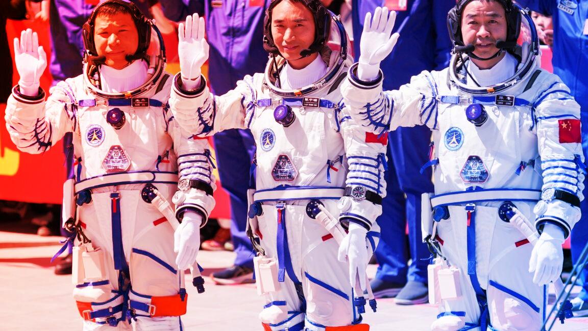 Az űrszemét miatt rekedt a kínai legénység az űrállomáson
