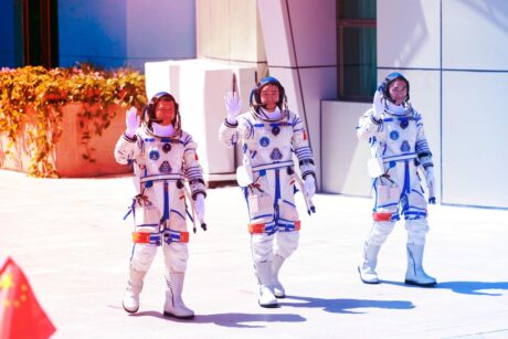 Az űrszemét miatt rekedtek kínai űrhajósok a világűrben