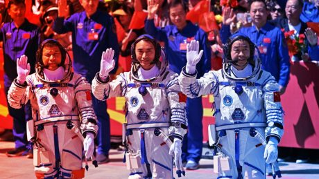 Űrszemét miatt rekedt három kínai űrhajós a Tiangongon
