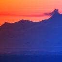 Az alaszkai Mount Spurr óriási gőzfelhőt ereget – küszöbön a kitörés