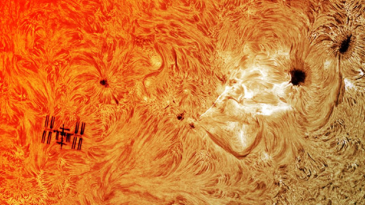 Az évszázad asztrofotója: MI és napkitörés az ISS felett
