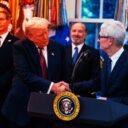 Az iPhone Kínában Marad: Tim Cook Mesteri Trükkje a Nagy Trumpnál