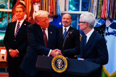 Az iPhone Kínában Marad: Tim Cook Mesteri Trükkje a Nagy Trumpnál