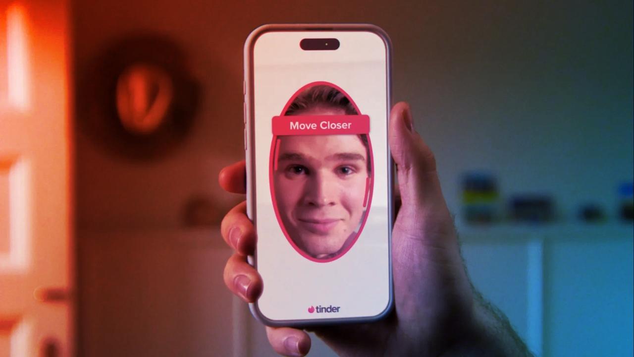 Az MI mostantól figyeli a Tinder-profilodat
