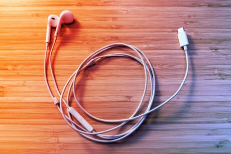 Az olcsó Apple EarPods mindent visz, még az AirPods előtt is