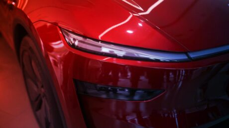 Az olcsó Tesla átverés: jön a Model Y lecsupaszított verziója