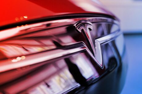 Az új Tesla MI: Most tényleg jön az önvezetés?