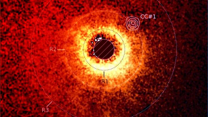 Az univerzum legkönnyebb bolygója kibújt a gyűrű mögül
