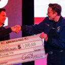 Elon Musk egymillió dolláros csekkeket ajándékozott