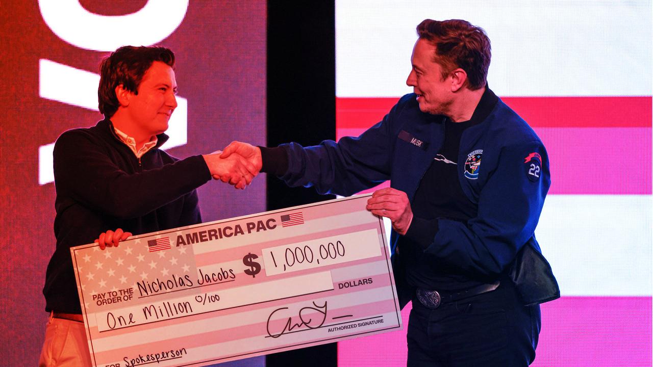 Elon Musk egymillió dolláros csekkeket ajándékozott