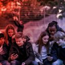 Kamaszok döbbenten figyelik, ahogy a felnőttek nem kezelik a mesterséges pornó-problémát