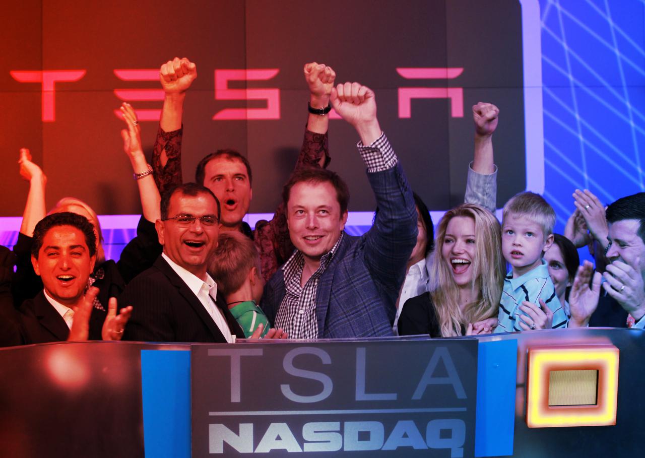 Na tessék, megint egy évforduló, amit Elon Musk biztos egy Mars-utazással ünnepelne – A Tesla 15 éve robbant be a tőzsdére – és azóta nincs megállás
