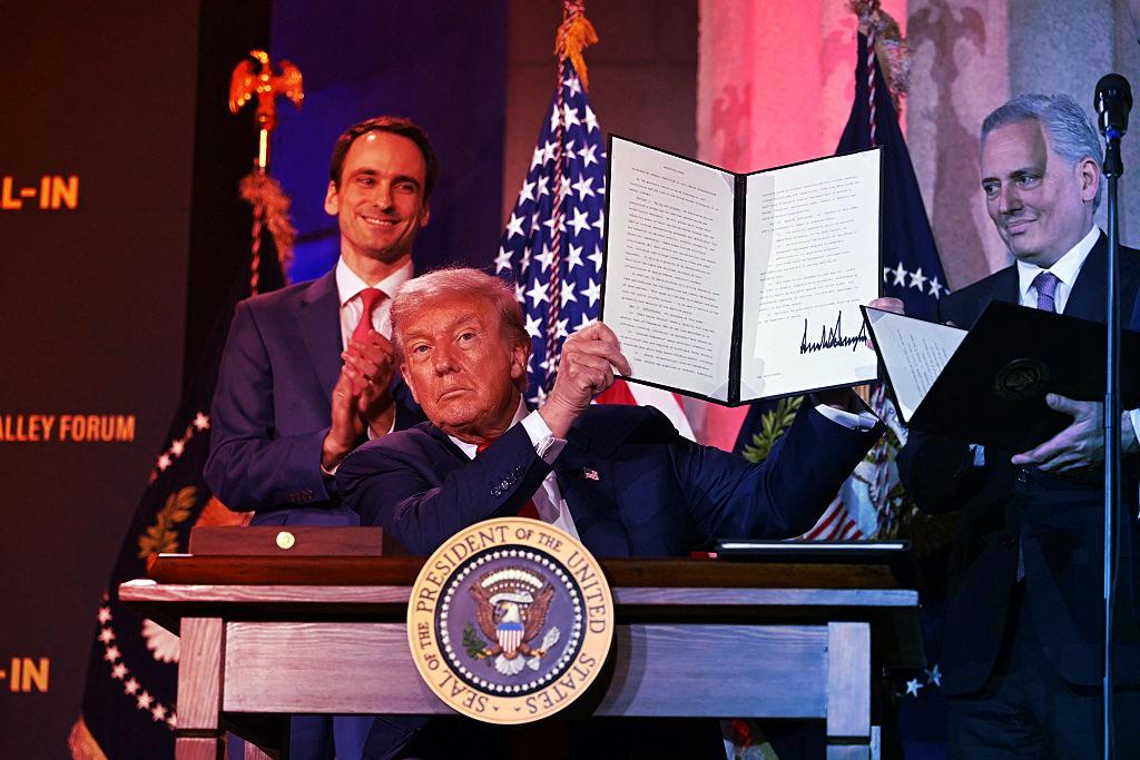 Trump megment minket a “woke” robotoktól – Jön az MI-cenzúra!